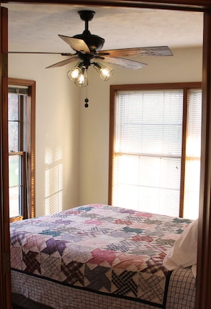 1 bedroom, iron/ironing board, free WiFi, bed sheets - Winetrail Cabin - Giant City SP, SIU, Cedar Lake, & Shawnee Forest minutes away! (Makanda)