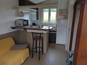 Fridge, microwave, oven, stovetop - Une petite maison au calme dans les champs près de l'Abbye d'Orval. (Matton)