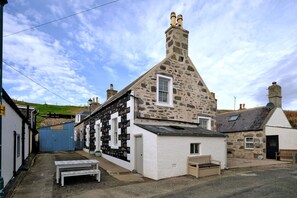 Exterior - Seaside cottage located in Sandend (Sandend)
