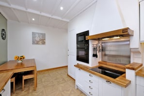 Réfrigérateur, four à micro-ondes, un four, surface de cuisson