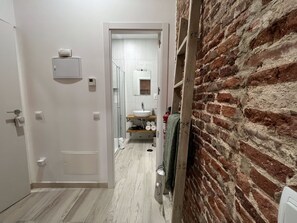 Shower, hair dryer, towels, soap - Miyas Madrid #3 (Madrid)