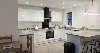 White 3 bed bungalow with en-suite and parking