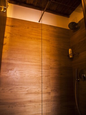 Douche, sèche-cheveux, peignoirs, bidet