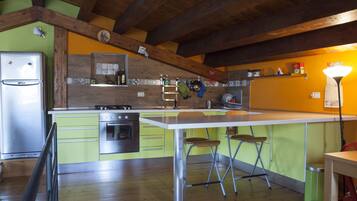 Frigorifero, forno, piano cottura, bollitore elettrico