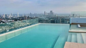 Una piscina infinita en la azotea con vistas a la ciudad.