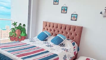 2 slaapkamers, een bureau, een strijkplank/strijkijzer, reisbedje