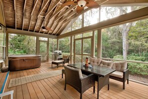 Outdoor dining - PERFECT Pet Friendly Family Retreat in Sea Palms Golf Resort w/ Hottub & 5 bikes (St. Simons Island)