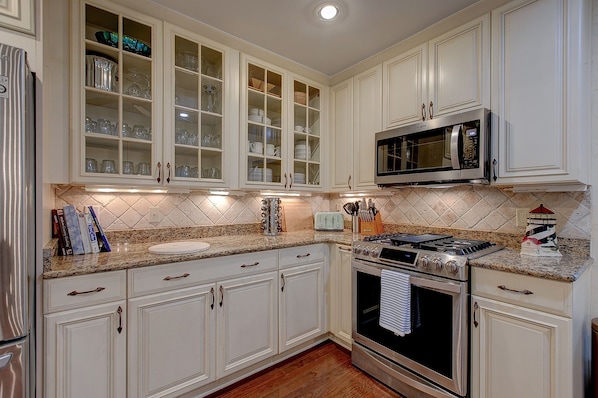 Fridge, microwave, oven, stovetop - PERFECT Pet Friendly Family Retreat in Sea Palms Golf Resort w/ Hottub & 5 bikes (St. Simons Island)