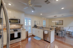 Fridge, microwave, oven, stovetop - PERFECT Pet Friendly Family Retreat in Sea Palms Golf Resort w/ Hottub & 5 bikes (St. Simons Island)