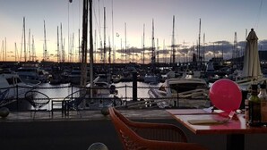 Een jachthaven in de schemering met vele liggende zeilboten.