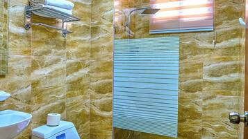 Grand-studiosviitti | Kylpyhuone | Suihku, pyyhkeet