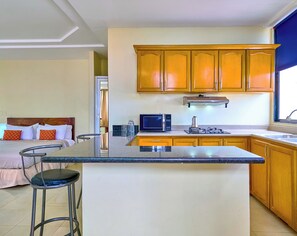 그랜드 스튜디오 스위트 | 전용 주방 | 전자레인지, 쿡탑, 커피/티 메이커, 청소용품