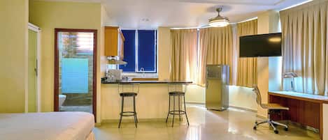 Grand Studio Suite | Minibar, in-room safe, desk, laptop workspace