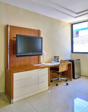Habitación individual estándar | Minibar, caja fuerte, escritorio y espacio para trabajar con un portátil