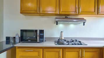 Microondas, placa de cocina, cafetera/tetera, artículos de limpieza
