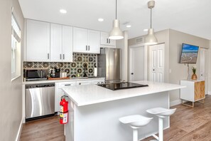 Kjøleskap, mikrobølgeovn, ovn og kokeplater