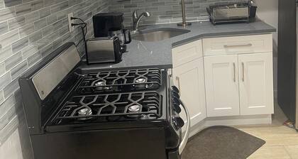 Lovely unit W Washer & dryer/garage. 10 min to JFK