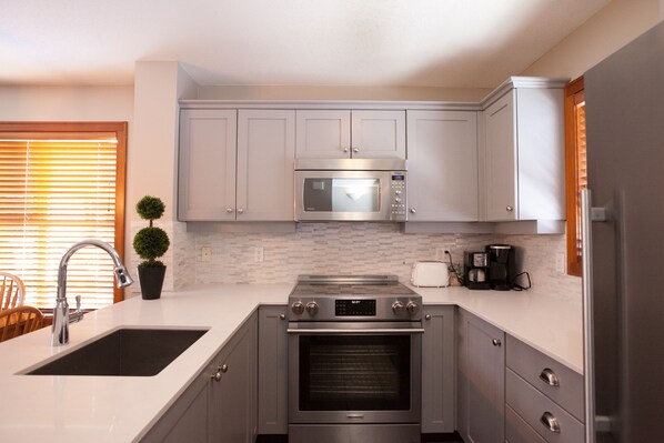 Frigorifero, microonde, forno, piano cottura