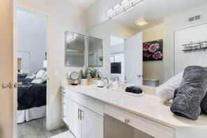 Badewanne, Haartrockner, Shampoo