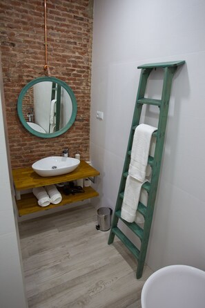 Bathtub, hair dryer, towels, soap - Miyas Madrid #4 (Madrid)