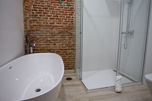 Badekar, hårføner, håndklær og såpe