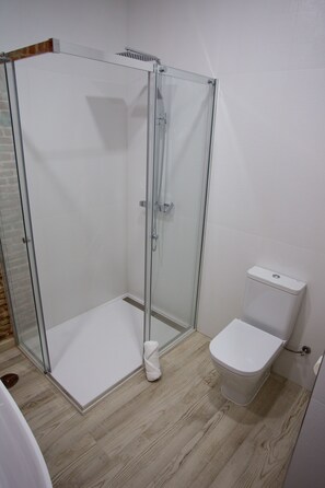 Bathtub, hair dryer, towels, soap - Miyas Madrid #4 (Madrid)