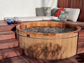 Outdoor spa tub