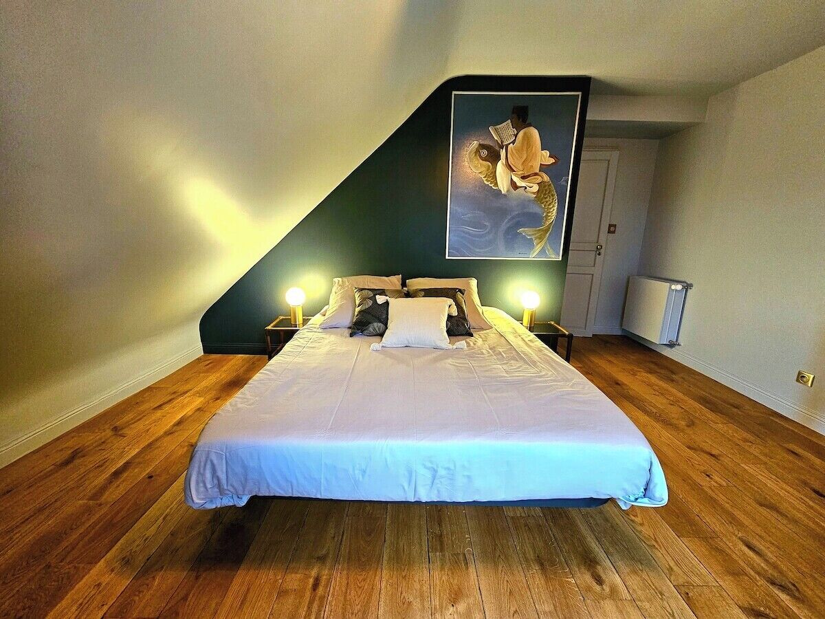 5 chambres, bureau, fer et planche à repasser, lit parapluie