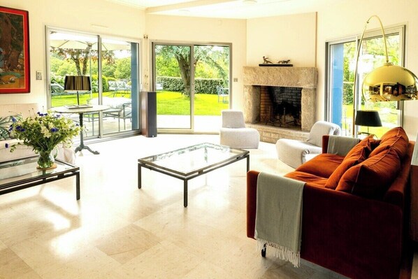 TV, fireplace, ping pong, books