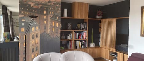 TV connectée, lecteur de DVD, livres, vidéothèque