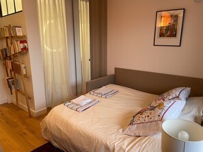 2 habitaciones, escritorio, tabla de planchar con plancha y wifi gratis 