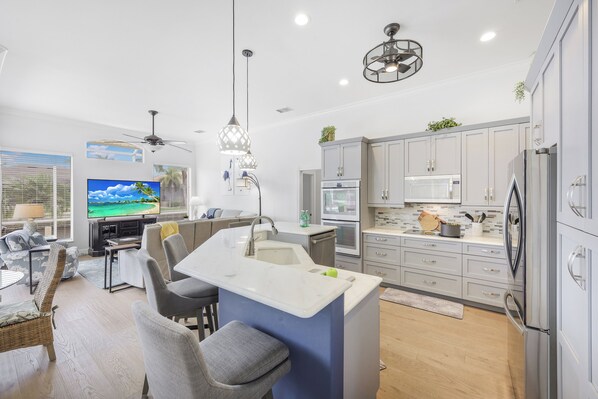 Refrigerador, microondas, horno y parrilla de estufa 