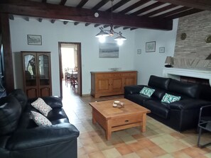 Televisie, een tafeltennistafel en boeken