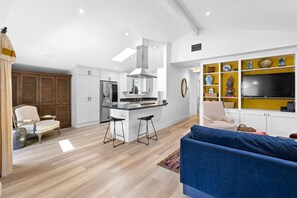 Televisión y oficina 