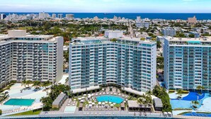 Exterior - South Beach Ocean View Studio +  Pool, Spa & Gym Resort Access (Miami Beach)