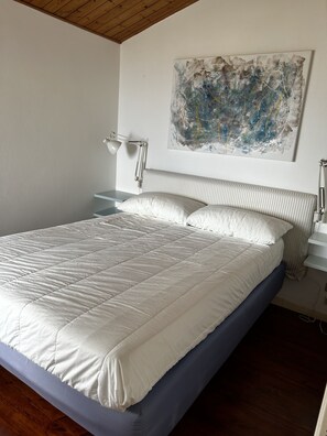 4 bedrooms, iron/ironing board, free WiFi, bed sheets