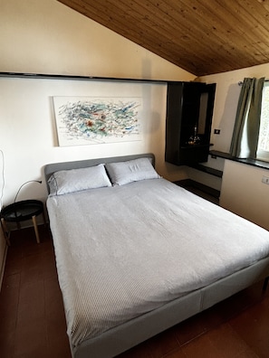 4 slaapkamers, een strijkplank/strijkijzer, gratis wifi, beddengoed