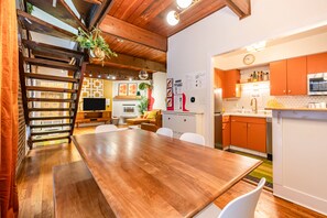 Dining - Lincoln Park 3BR Townhome • Rooftop • King Suite • Sleeps 10 (Chicago)