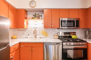 Fridge, microwave, oven, stovetop - Lincoln Park 3BR Townhome • Rooftop • King Suite • Sleeps 10 (Chicago)