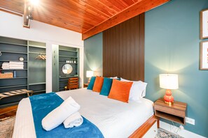 3 bedrooms, desk, iron/ironing board, travel crib - Lincoln Park 3BR Townhome • Rooftop • King Suite • Near Zoo, DePaul & Lakefront (Chicago)