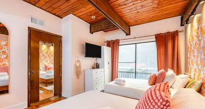 Lincoln Park 3BR Townhome • Rooftop • King Suite • Near Zoo, DePaul & Lakefront