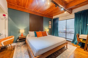 3 bedrooms, desk, iron/ironing board, travel cot