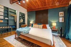 3 habitaciones, escritorio y tabla de planchar con plancha 