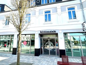 Exterior detail - Close to the beach-central-modern. 65m². WLAN. Loggia. Evening sun. Ideal f. Rail travelers. (Westerland)