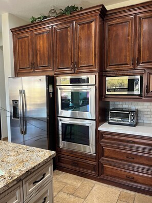 Refrigerador, microondas, horno y parrilla de estufa 