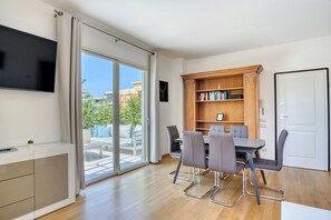 Living area | 60-inch Smart TV with digital channels, TV, printers - Horizon Suites (Cefalù)