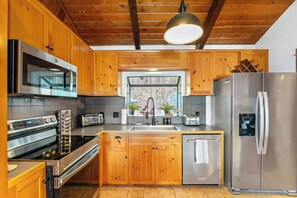 Frigorífico, microondas, horno y placa de cocina