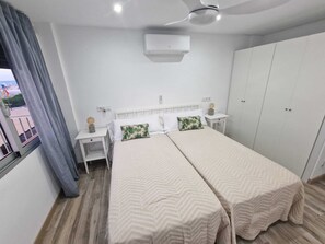 2 bedrooms, iron/ironing board, free WiFi, bed sheets - Miyas Beach #2 (Alicante (Alacant))