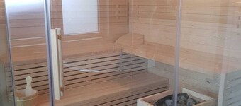 Former. Farmhouse with sauna/whirlpool/fireplace near the beach