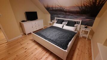 3 bedrooms, travel cot, free WiFi, bed sheets